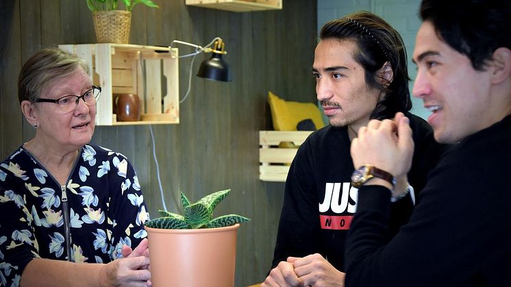 Anki, Nooroz, Abbas och Zia i samspråk på Helsingborgshems sällskapsboende Sällbo på Fredriksdal.