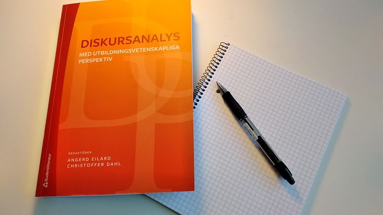 Diskursanalys kan ibland uppfattas som en komplicerad metod. Men redaktörerna Angerd Eilard och Christoffer Dahl vill göra den mer begripligt och lättillgänglig.