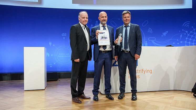 v.l.n.r.: Gunther Kegel (Präsident ZVEI), Daniel Hager (CEO Hager Group), Dr. Robert Habeck (Bundesminister für Wirtschaft und Klimaschutz)