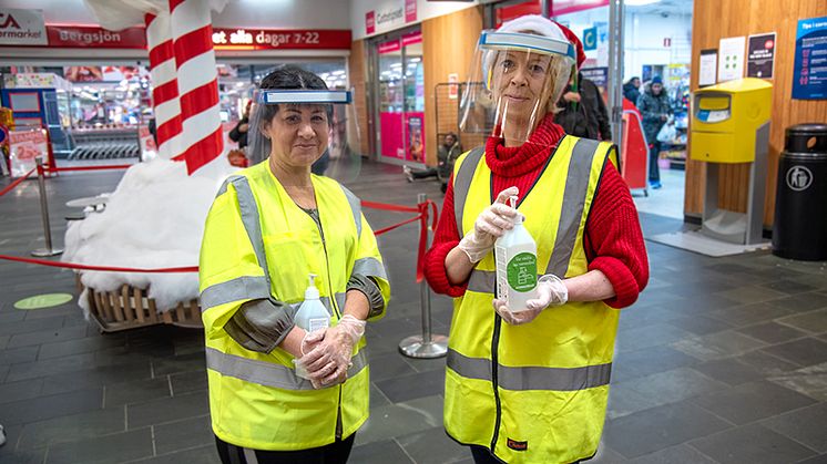 Trängselvärdarna Batool Tobya och Marie Källstrand Olmos hjälper besökarna i Bergsjöns Centrum att julhandla tryggt och säkert.
