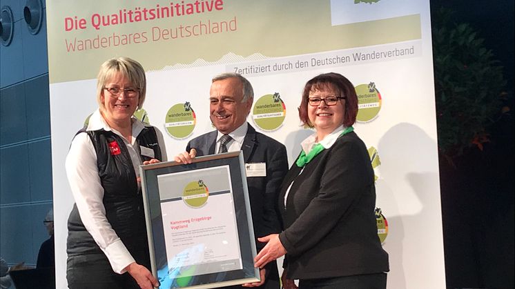 Birgit Knöbel (Tourismusverband Erzgebirge e.V.), Dr. Hans-Ulrich Rauchfuß (Präsident Deutscher Wanderverband), Bärbel Borchert (Tourismusverband Vogtland e.V.) - v.l.n.r.