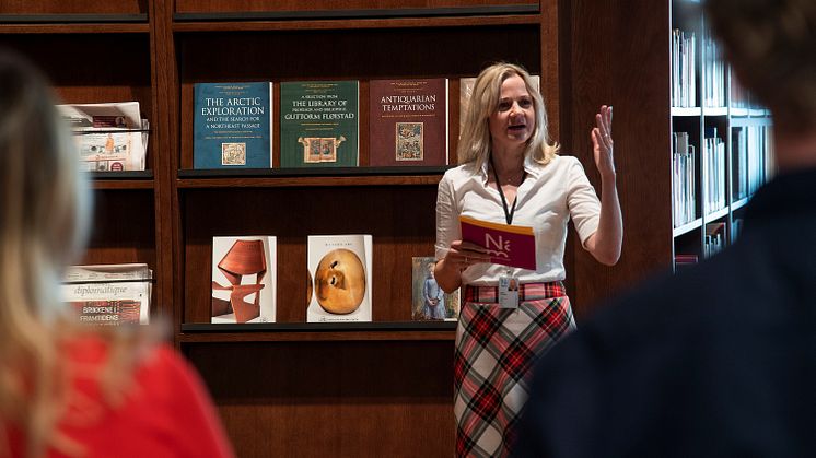 Nasjonalmuseets direktør Karin Hindsbo ønsker publikum velkommen til museets nye bibliotek. Foto: Børre Høstland/Nasjonalmuset