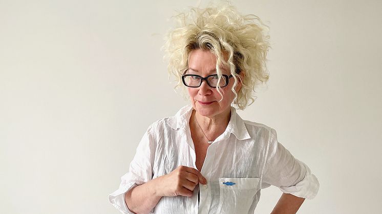 Karin Mannerstål designar årets Blå Knuten-pin till förmån för Barndiabetesfonden. Foto: Privat