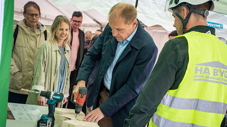 Fredrik Millertson, vd på LKF, borrar nya hem under spadtaget. De 40-tal besökare fick borra hål i insektshotellen som kommer följa med på hela byggresan och slutligen sättas upp vid inflyttningen år 2024.