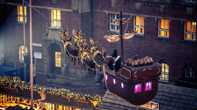 Der Wichtel Kilian schwebt mehrmals täglich mit seiner Kogge über den Himmel des Rathausmarktes!