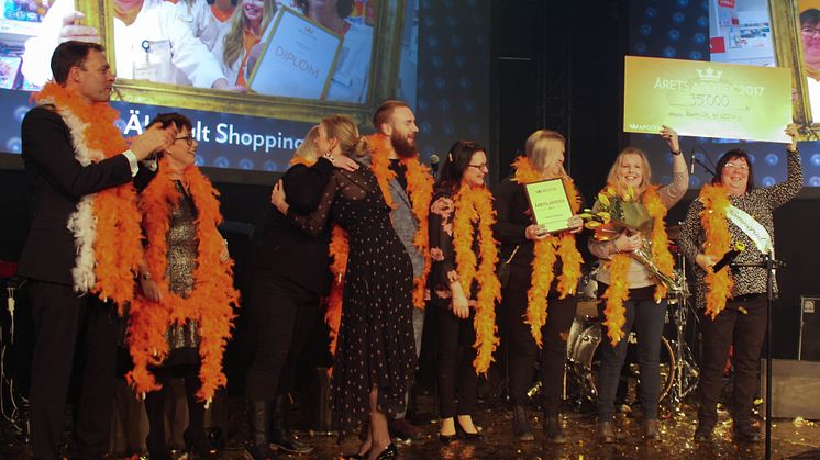Årets Apotek Älmhult Shopping.  VD Anders Torell,  regionchef Margareta Munge gratulerar. Drift- och försäljningsdirektör Anna Wallenberg kramar om medarbetare och apotekschef Heléne Rasmussen längst till höger.