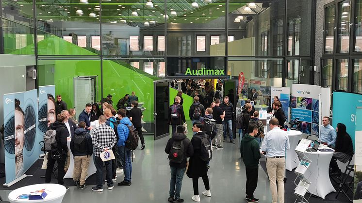 Am 17. Oktober 2024 lädt die TH Wildau Studierende, Absolvent*innen, Schüler*innen, Unternehmen und Interessierte zur Karrieremesse THCONNECT auf den Wildauer Campus ein. (Bild: Mike Lange / TH Wildau)