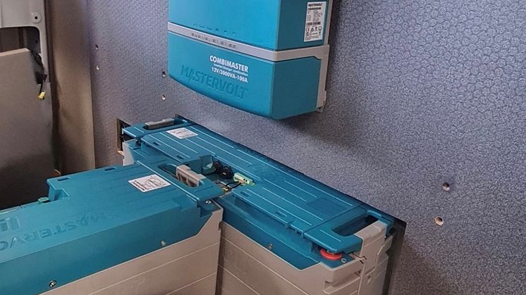 Kringutrustning i eldrivna fordon kan behöva förses med energi som inte hämtas från allmänna laddplatser, utan som här med hjälp av batterier i en kylbil för transport av mat.