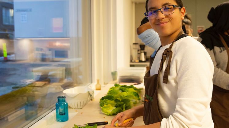 Khalil Fakouss fra Sagene skole legger siste hånd på verket 