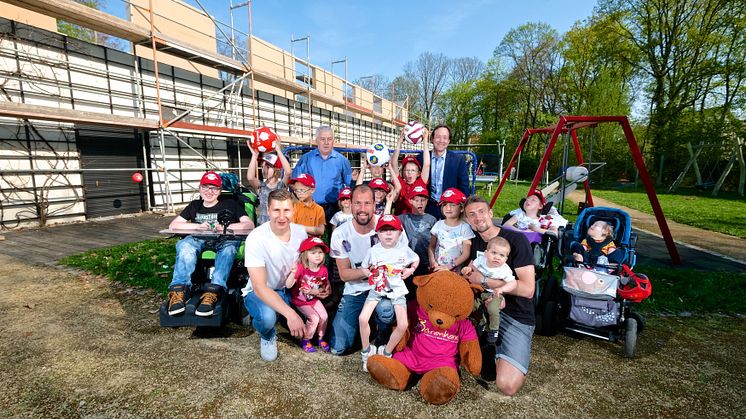 RB-Fußballer kicken im Kinderhospiz Bärenherz mit kleinen Fans um die Wette 