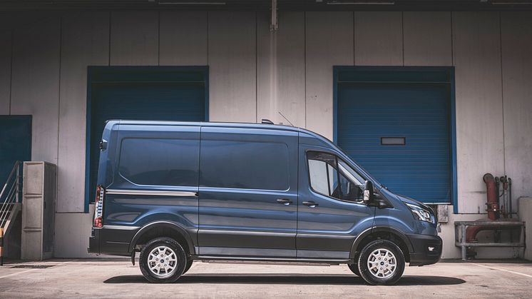 E-TRANSIT_CHROME_BLUE_L2H2_02