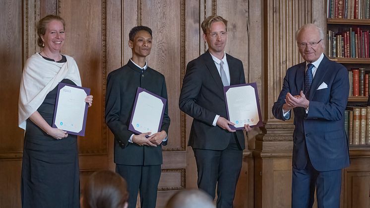 Vitterhetsakademiens stipendiater inom Bernadotteprogrammet, Andrine Nilsen, Alexander Isacsson och Mats Dahllöv, vid diplomutdelningen i Bernadottebiblioteket på Slottet. Kungen delade ut samtliga diplom.  Foto: Björn Strömfeldt, Konstakademien.