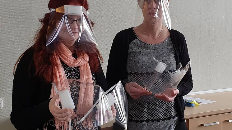 Hjördis Nilsson och Magdalena Öström har tillverkat engångsvisir till Hälsocentralen I Övertorneå