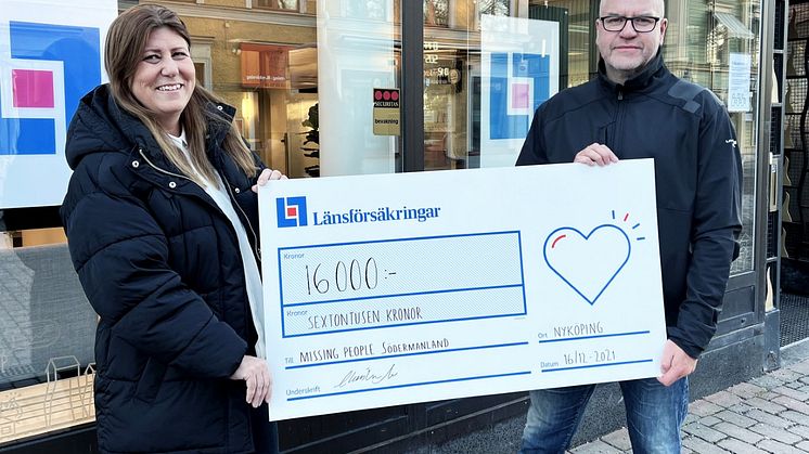 Ulrika Malm, Länsförsäkringar, överlämnar checken till Magnus Idebro på Missing People