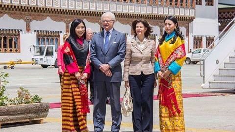 Kungaparet besöker FN-projekt under statsbesök i Bhutan