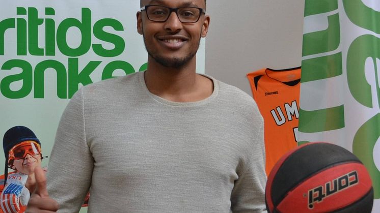 Basketspelaren Egal Saleman från Umeå Basket ska leda Fritidsbankens feriearbetare i Umeå i sommar. 