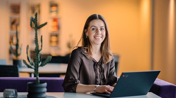 Konteks utvecklingschef Louise Björelind berättar om potentialen med AI inom lönehantering.