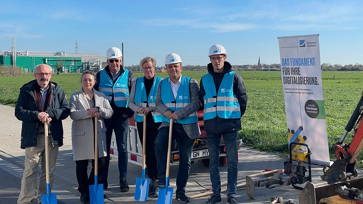 Von links: Wolfgang Gebing (Bürgermeister Kleve), Charmaine Haswell (Wirtschaftsförderin Kleve), Henri Bierpink (Van Gelder Telekom, Baupartner), Jutta Giesing, Marc Hlawsa (beide Deutsche Glasfaser), Anne de Jong (Van Gelder Telekom, Baupartner).. 