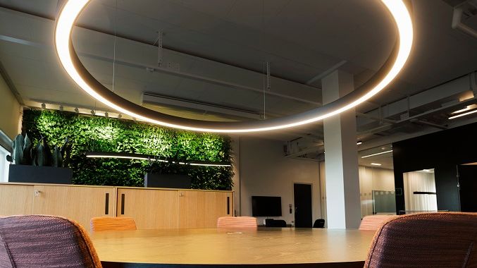 Den runda armaturen är speciellt framtagen för att harmonisera med storleken på det runda konferensbordet.