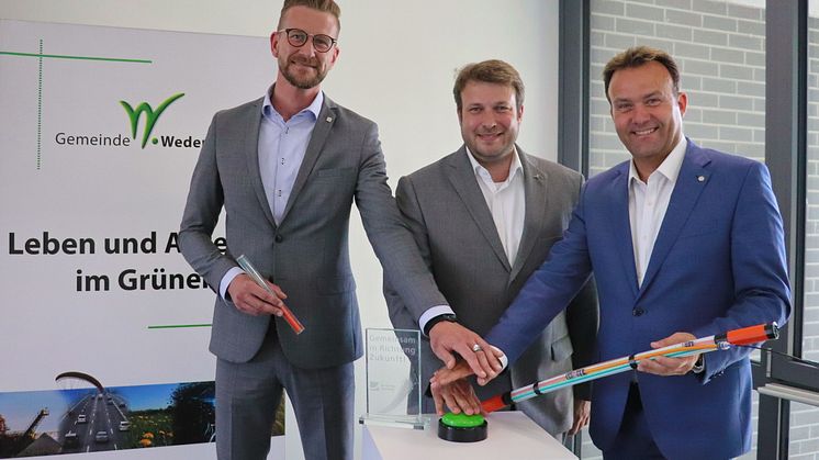 Gemeinsam in Richtung Zukunft mit FTTH-Glasfaser (v.l.): Marcel Büter, Koordinator Kooperationsverträge bei Deutsche Glasfaser, Helge Zychlinski, Bürgermeister der Gemeinde Wedemark und Thomas Heitmann, Geschäftsführer von htp.