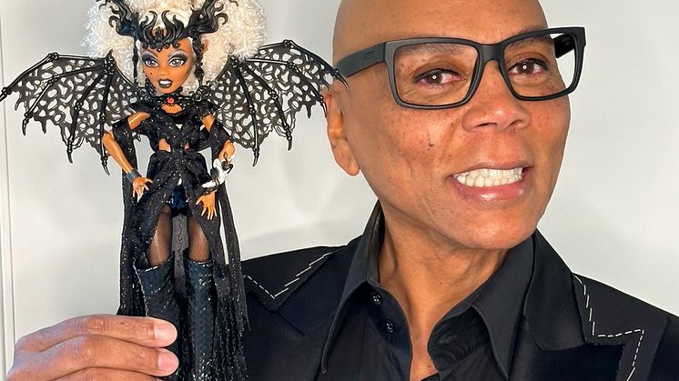 RuPaul feiert Individualität und Diversität und ermutigt Menschen, durch Styling und Mode ihre Authentizität auszuleben.