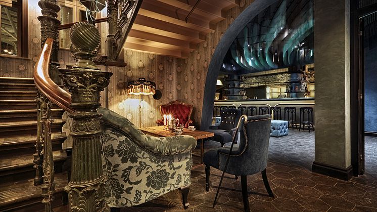 Detalj från Stora Hotellets lobby med baren i bakgrunden.