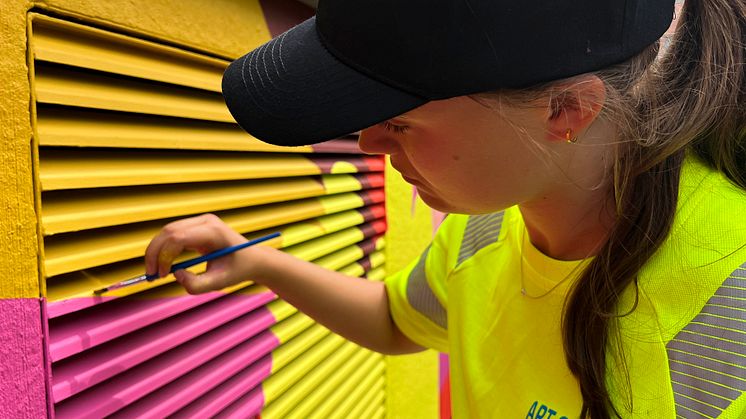 Arbete med att formge en nätstation under Art Shacks 2022. Bild: Kraftringen.