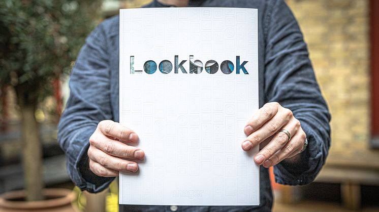 För känslans skull är omslaget på Hagers Lookbook softlaminerat, präglat, stansat och försett med flikomslag.