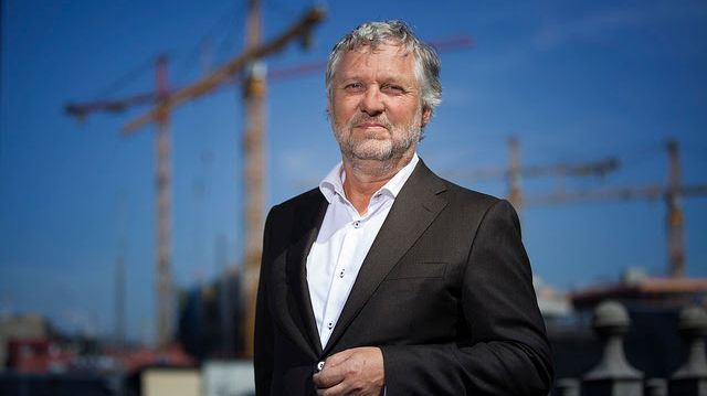 Bostadsminister Peter Eriksson talar på Trä & Teknik. Foto: Fredrik Hjerling.