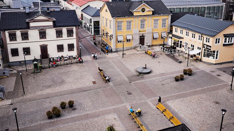 Rådhustorget stängs på prov av för fordonstrafik nästa sommar för att främja torget som mötesplats.  Foto: Maria Fäldt