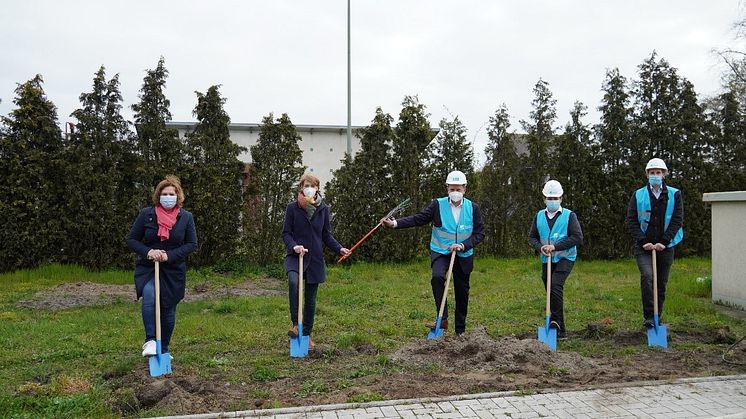Gemeinsamer Spatenstich im Gewerbegebiet in Sendenhorst. Von links nach rechts: Annette Görlich, Katrin Reuscher, Roland Waleska, Hasan Sengün und Sebastian Kays.