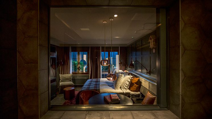 Badrumsfönster på HUUS Hotel, Gstaad, designat av Stylt Trampoli