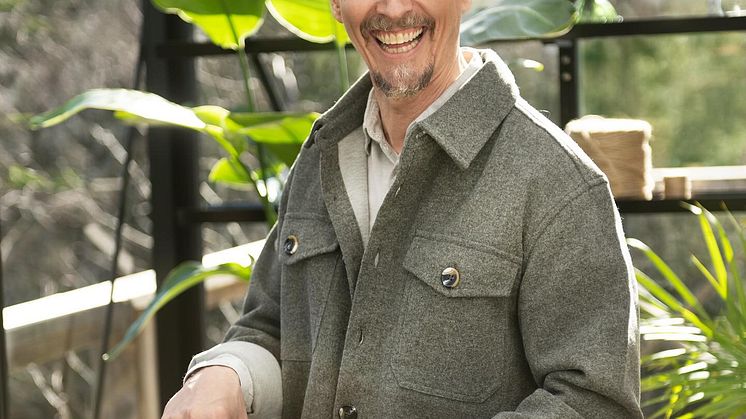 I Kökets Trädgård delar Paul Svensson med sig av sina bästa tips och recept, allt från hemgjord chilisås och knäckig rabarberpaj till läckra inläggningar.