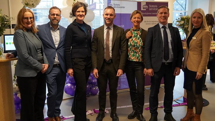 Invigning av Statens servicecenter. Från vänster: Anna-Lena Johansson (L), Thomas Nyman (KD), Anna Kinberg Batra, Erik Slottner (KD), Åsa Lindh, Henrik Thunes (M), Anna Juhlin (C).
