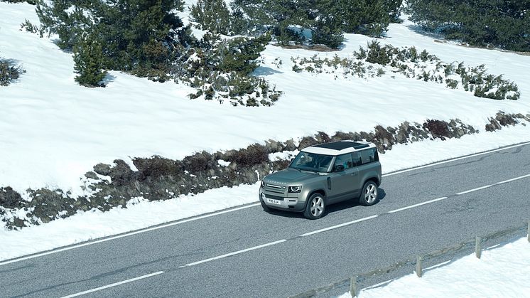 LR_DEF_90_20MY_Dynamic_On-Road_100919_05