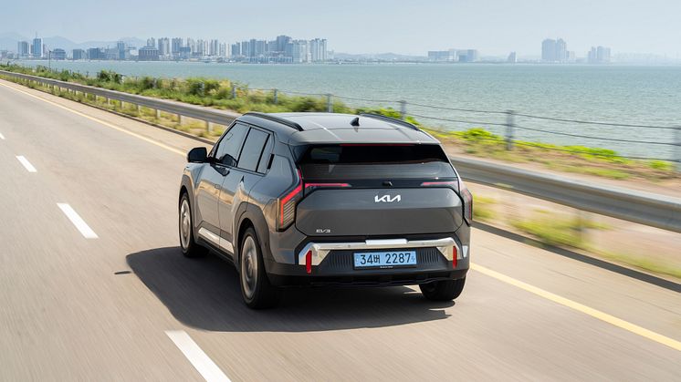 kia-ev3-baseline-shale-grey-seoul-dynamic-hires-0006.jpg