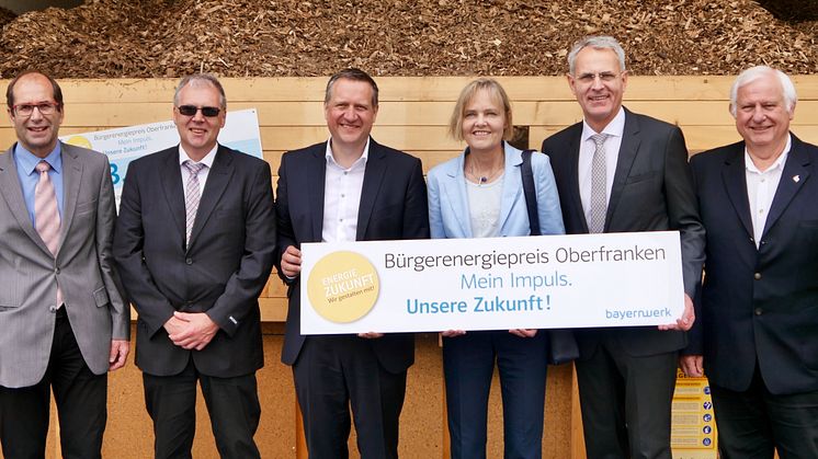 Dr. Corinna Boerner (3.vr), Abteilungsdirektorin bei der Regierung von Oberfranken, und Christoph Henzel (2.vr), Leiter Kommunalmanagement beim Bayernwerk, rufen im Bioenergiedorf Oberleiterbach zur Teilnahme am Bürgerenergiepreis Oberfranken auf.