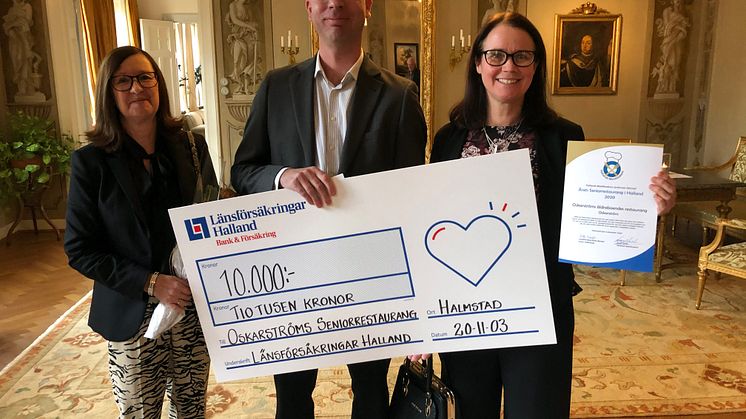 Företrädare för restaurangen på Oskarströms äldreboende fick pris som årets bästa äldreboenderestaurang. Från vänster: Heike Nicklasson , Peter Olsson och Marlene Jakobsson..