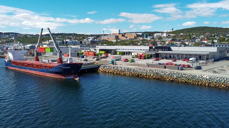 Posten og Bring har i dag åpnet sitt nye logistikksenter i Tromsø. Det blir Postens største anlegg i Nord-Norge og omfatter også en ny kai til godsbåten som seiler i regulær trafikk til Svalbard
