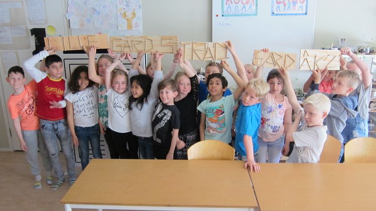 Eleverna har tillverkat egna trädgårdsskyltar i trä. Bild: Berit Åblad