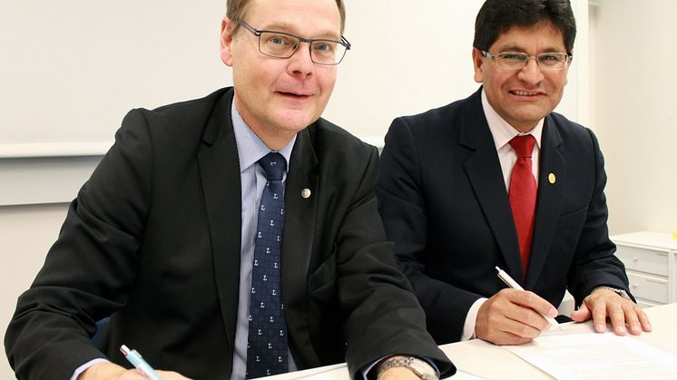 Johan Sterte, rektor vid Luleå tekniska universitet och Dr. Rohel Sánchez Sánchez, rektor vid Universidad Nacional San Augustin (UNSA), Arequipa i Peru.