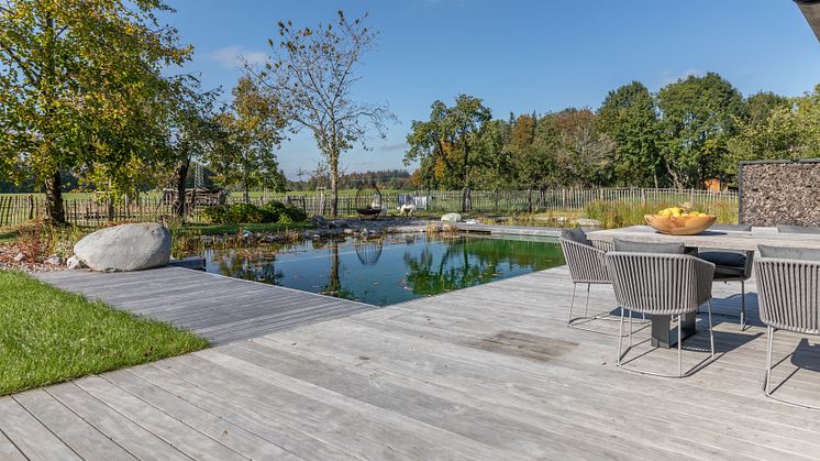 Natur pur: Schwimmdeck aus Kebony