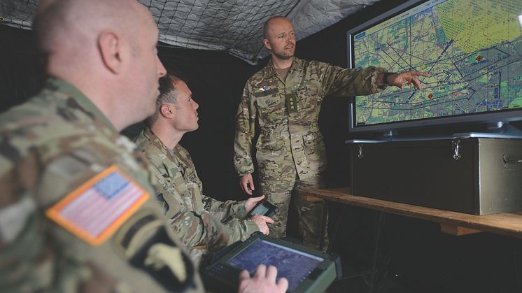img1240_01_us_commander-explaining-in-front-of-map-on-big-screen