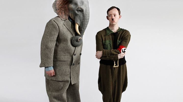 Ganesh Versus the Third Reich er én av to forestillinger det australske teaterkompaniet Back to Back har med seg til Nationaltheatret i helgen. Søndag mottar de Den internasjonale Ibsenprisen 2022. Foto: Jeff Busby