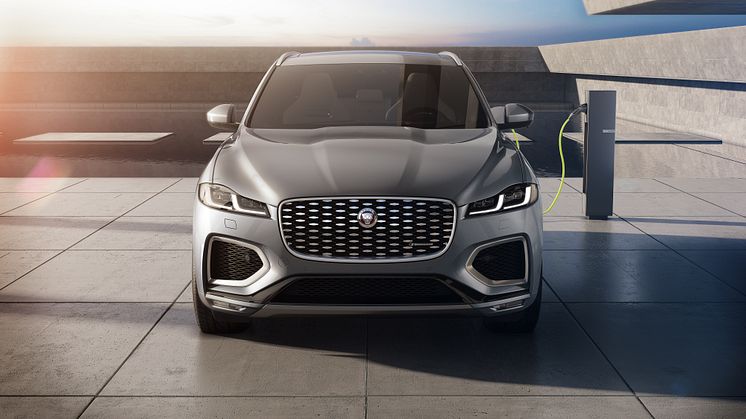 Nye F-PACE er tilgjengelig med P400e PHEV drivlinje, samt seks-sylindrede bensin og dieselmotorer. Alle F-PACE-modellene har firehjulsdrift og åtte-trinns automatgir. 