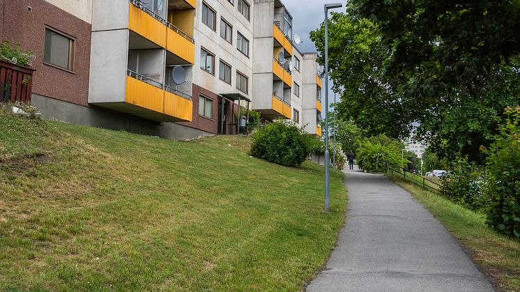Många flyktingar och andra migranter stannar kvar i samma typ av bostadsområde som där de först hamnade. De flyttar inte vidare till områden med högre socioekonomisk status, vilket man tidigare trott. Foto: Carina Andrassson/MostPhotos.