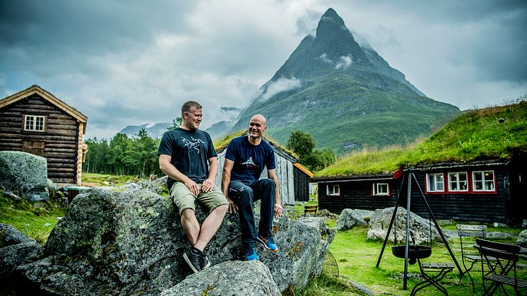 Eystein Opdøl and Jan Håvard Knee are welcoming guests at Renndølsetra in beautiful Innerdalen. Photo: Thomas Rasmus Skog /VisitNorway.com 