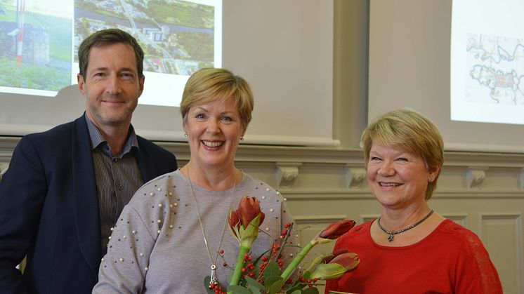 Tommy Danielsson, förvaltningschef, Maritha Wennvall, lantmätare och Anette Merkel, lantmäteringenjör från Lantmäterimyndigheten tar emot kommunens arbetsmiljöpris