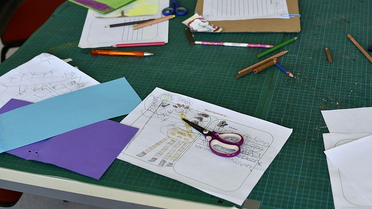 Mit selbst hergestellten Farben arbeiten, Tierkostüme aus recycelten Materialien herstellen, neue Planeten entwerfen, Theater