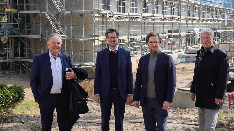 Energiewendeminister Jan Philipp Albrecht (3.v.l.) mit Per Lind, Geschäftsführer getproject-Gruppe (1.v.l.), Dr. Peter Rösner, Leiter Stiftung Louisenlund (2.v.l.) und Wolfgang Schoofs, Geschäftsführer Stadtwerke SH (1.v.r.)